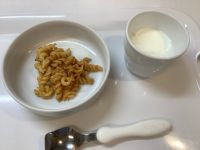 《常食》《中期B》おやつは、マカロニきなこです。