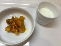 《常食》《中期B》おやつは、かぼちゃのごまがらめです。