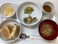 《常食》昼食は、鶏肉の香草焼きです。