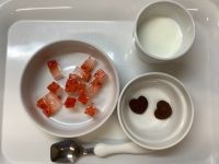 (中期B)おからのココアクッキーといちごのゼリーです。