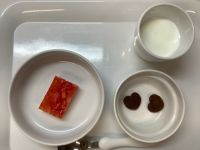 (常食)おからのココアクッキーといちごのゼリーです。