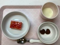 (常食アレルギー除去食)おからのココアクッキーといちごのゼリーです。