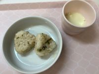 《常食》《アレルギー除去食》おやつは、おかかみそマヨねぎおにぎりです。