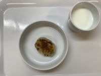 《常食》おやつは、小松菜のポテト風おやきです。