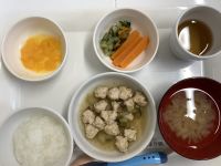 《離乳食後期》ナスと鶏肉団子煮です。