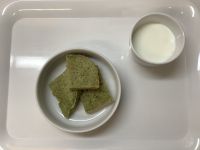 《常食》おやつは、ほうれん草のミルクパンです。