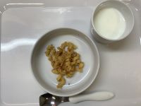 《常食》《離乳食完了期》おやつは、きなこマカロニです。