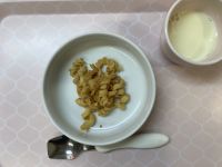 《常食》《アレルギー除去食》おやつは、マカロニきなこです。