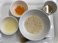 《離乳食中期》昼食は、鶏ひき肉とにんじんのうどんです。