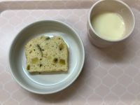 《常食》《アレルギー除去食》おやつは、さつまいもパウンドケーキです。