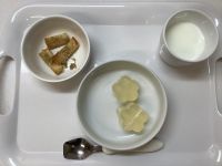 《常食》おやつは、りんごゼリーと手作りラスクごまです。