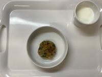 《常食》おやつは、小松菜のポテト焼きです。