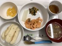 《離乳食完了期》昼食は、鮭のマリネ風です。