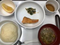 《常食》昼食は、鮭のマリネ風です。