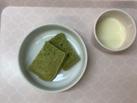 《常食》《アレルギー除去食》おやつは、ほうれん草ミルクパンです。