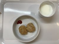 《常食》おやつは、枝豆入り豆腐ナゲットです。