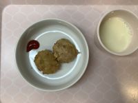 《常食》《アレルギー除去食》おやつは、枝豆入り豆腐ナゲットです。