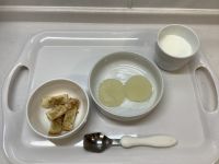 《常食》《離乳食完了期》おやつは、りんごゼリーです。