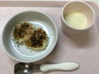 《常食》《アレルギー除去食》おやつは、豆腐のキャベツのお好み焼きです。