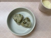 《常食》《アレルギー除去食》おやつは、ほうれん草おかかおにぎりです。