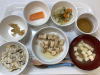 《離乳食後期》昼食は、かじきの煮付けです。