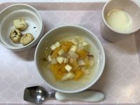 《常食》《アレルギー除去食》おやつは、フルーツポンチと青のりラスクです。