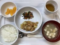 《常食》昼食は、鶏肉とじゃがいもの煮物です。