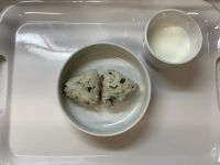 《常食》おやつは、わかめしらすおにぎりです。