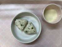 《常食》《アレルギー除去食》おやつは、わかめしらすおにぎりです。