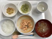 《離乳食中期》昼食は、鮭のだし煮です。