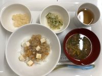 《離乳食後期》昼食は、麻婆大根丼です。