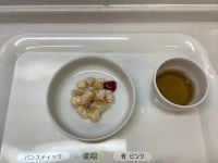 《離乳食後期》おやつは、おから焼きナゲットです。