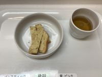 《離乳食後期》おやつは、梨のパウンドケーキです。