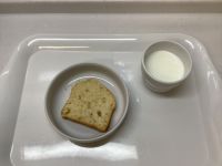 《常食》おやつは、梨のパウンドケーキです。