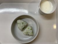 《常食》おやつは、菜飯おにぎりです。
