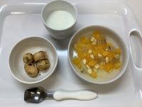 《常食》おやつは、フルーツポンチと青のりラスクです。