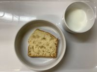 《常食》おやつは、梨のパウンドケーキです。