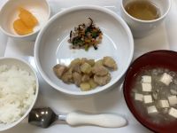 鶏肉とじゃがいもの甘辛煮です《常食》
