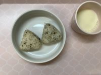 《常食》《アレルギー除去食》おやつは、わかめしらすおにぎりです。