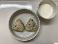 《常食》おやつは、わかめしらすおにぎりです。