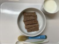 《離乳食完了期》おやつは、小豆食パンです。