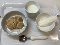 《常食》おやつは、きなこバナナとハイハインです。