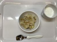 《常食》《離乳食完了期》おやつは、さつまいもとひき肉の混ぜごはんです。