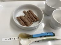 《離乳食完了期》おやつは、あずき食パンです。