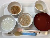 《離乳食中期》昼食は、鶏ひき肉とじゃがいも煮です。