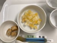 《離乳食完了期》おやつは、桃のゼリーと麩ラスクです。