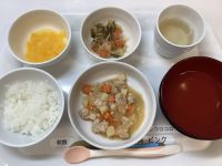 《離乳食後期》昼食は、豚肉団子のケチャップ煮です。