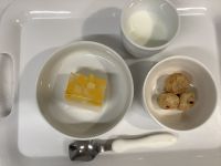 《常食》おやつは、桃のゼリーと麩ラスクです。