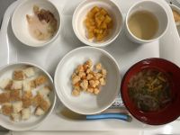 《離乳食後期》鶏団子の煮物です。