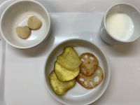 《常食》おやつは、さつま芋れんこんチップスと梅クッキーです。